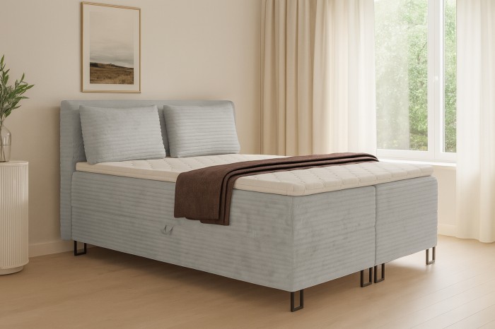 Boxspringbed Texas in grijs in een lichte, moderne slaapkamerambiance.