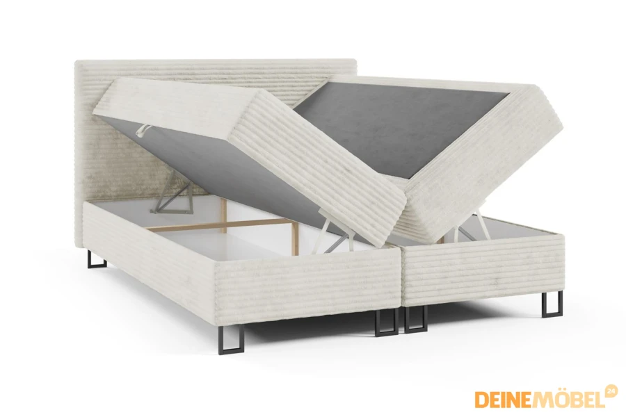 Boxspringbett mit zwei aufgeklappten Bettkästen bietet praktischen Stauraum.