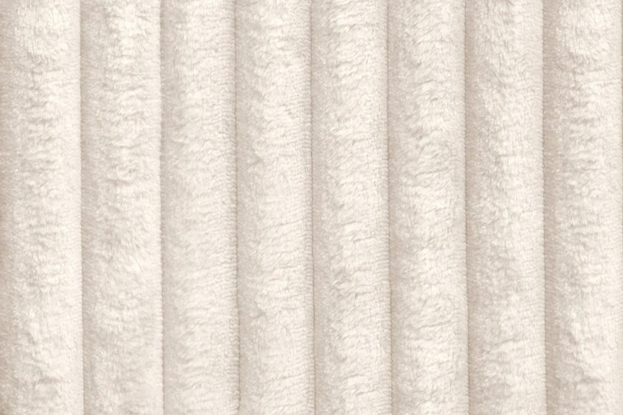 Detailansicht der weichen, gerippten Oberflächenstruktur des Tilia Stoffs in Beige.