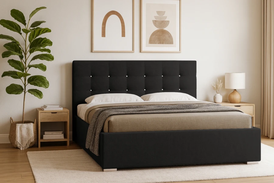 Modernes schwarzes Polsterbett mit gestepptem Kopfteil in einem hellen Schlafzimmer.