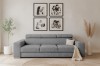 Wohnzimmer mit grauem Sofa, rundem Jute-Teppich und Wandgalerie mit Familienfotos.