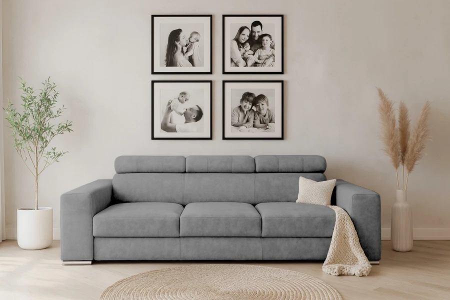 Wohnzimmer mit grauem Sofa, rundem Jute-Teppich und Wandgalerie mit Familienfotos.