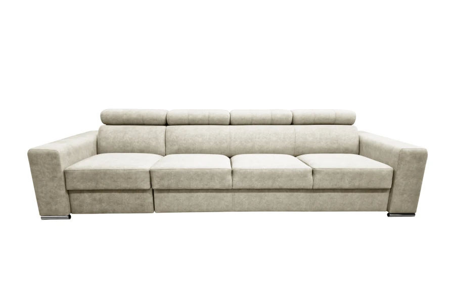 Großes 4-Sitzer Sofa in hellem Beige mit Metallfüßen isoliert.