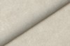 Nahaufnahme von beigem Polsterstoff mit feiner Textur für Sofas.