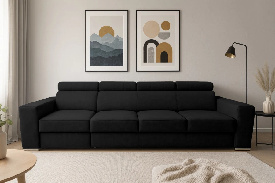Großes schwarzes 4-Sitzer Sofa im modern eingerichteten Wohnzimmer.