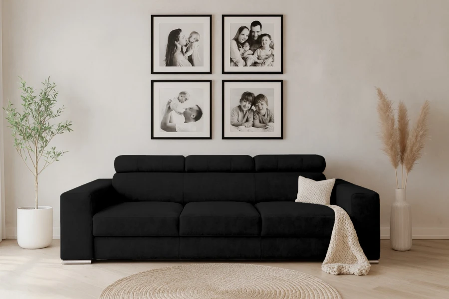 Elegantes schwarzes 3-Sitzer Sofa in einem hellen Wohnzimmer mit Deko.