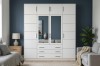 Großer weißer Schlafzimmerschrank mit Spiegeltüren, vielen Fächern und Schubladen im modernen Design.