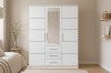 Schmaler weißer Kleiderschrank mit einem Spiegel und drei Schubladen in minimalistischem Design.
