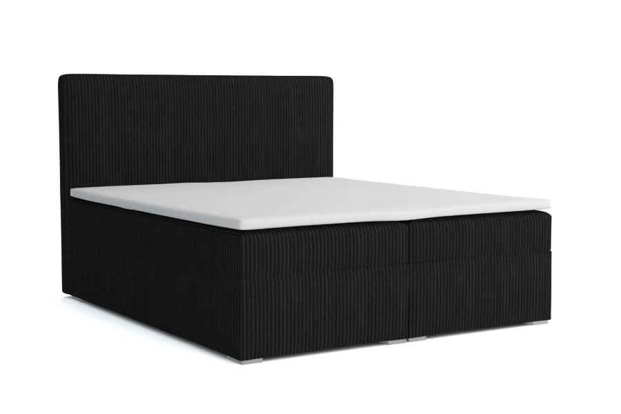Modernes schwarzes Boxspringbett mit weißem Topper vor weißem Hintergrund.
