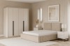 Großer 4-türiger Kleiderschrank in Beige im modern eingerichteten Schlafzimmer.