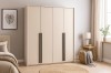 Moderner Kleiderschrank 4-türig in Beige mit schwarzen Griffleisten und Natur-Dekoration.