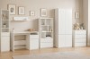 Fünfteiliges weißes Kindermöbel-Set mit Schreibtisch, Regalen und Kleiderschrank.