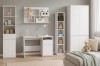 Helle Kindermöbel in Weiß: Schreibtisch, Wandregal mit Panda-Boxen, hohe Regale und Kleiderschrank.