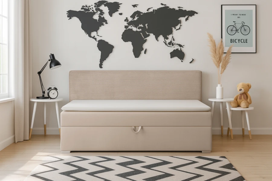 Gemütliches Kinderzimmer mit MATI Sofa, Weltkarte-Wanddeko und modernem Chevron-Teppich.