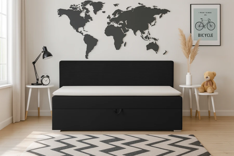 Schwarzes Boxspringbett mit weißem Topper in modernem Schlafzimmer mit Weltkarte.