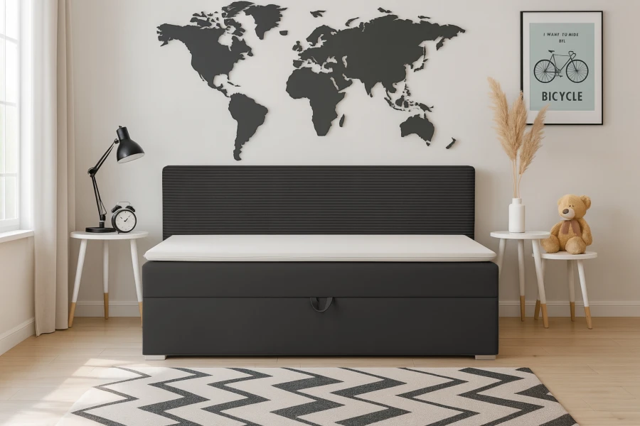 Gemütliches Kinderzimmer mit dem anthrazitfarbenen Kindersofa Mati und Weltkarten-Wanddeko.