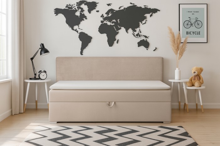 Gezellige kinderkamer-ambiance met de beige Mati bank en wanddecoratie.