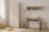 Helles Kinderzimmer-Set mit beigem Kleiderschrank, Holzschreibtisch und Regal.