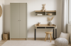 Modernes Kinderzimmer mit grünem Kleiderschrank, Schreibtisch aus Holz und passendem Wandregal.