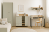 Kinderzimmermöbel in Salbeigrün: Kleiderschrank, Sideboard und Schreibtisch mit gemütlichem Korbstuhl.