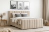 Eingerichtetes Schlafzimmer mit beige gepolstertem Boxspringbett und moderner Dekoration.