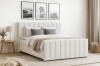 Modernes Schlafzimmer-Design mit beigem Boxspringbett FEN und passender Dekoration.