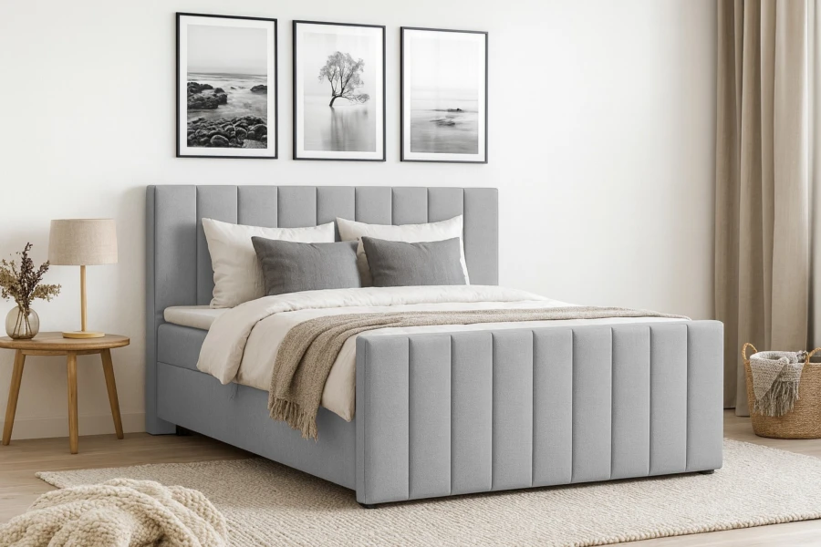 Hellgraues Boxspringbett in einem stilvoll eingerichteten Schlafzimmer.