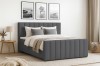 Dunkelgraues Boxspringbett in einer gemütlichen Schlafzimmer-Atmosphäre.