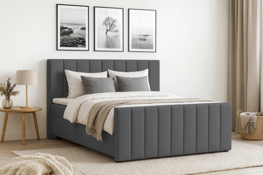 Dunkelgraues Boxspringbett in einer gemütlichen Schlafzimmer-Atmosphäre.