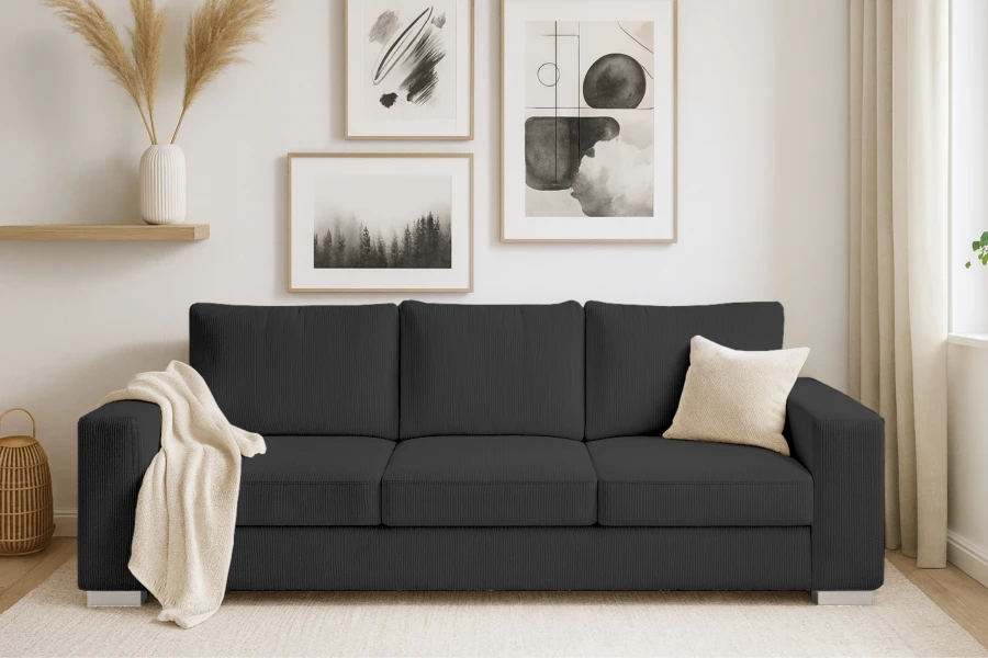 Elegantes anthrazitfarbenes Cord-Sofa in einem hell eingerichteten Wohnzimmer.