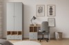 Skandinavischer Arbeitsplatz im Jugendzimmer mit grauem Schreibtisch und Kleiderschrank.