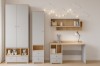 Kindgerechtes Zimmer mit grauen Holzmöbeln, Wolken-Wanddeko und niedlichen Kuscheltieren.