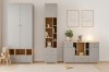 Hellgraue Kinderzimmermöbel mit Kleiderschrank, hohem Regal und Sideboard im Scandi-Stil.
