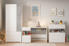 Komplette Kinderzimmereinrichtung mit Schreibtisch, Schrank und Kommode in hellem Design.