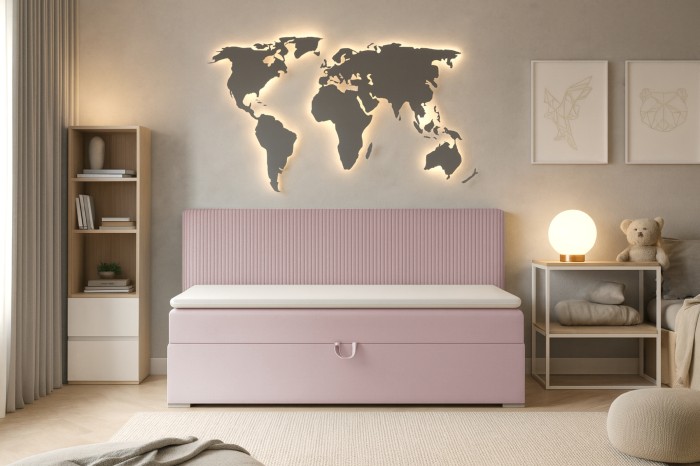 Stijlvolle roze kinderbank in modern ingerichte kinderkamer met wereldkaart.