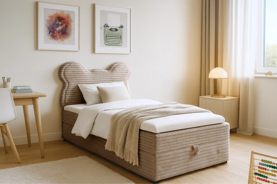 Beiges Kinder-Boxspringbett mit bärchenförmigem Kopfteil aus Cordstoff.