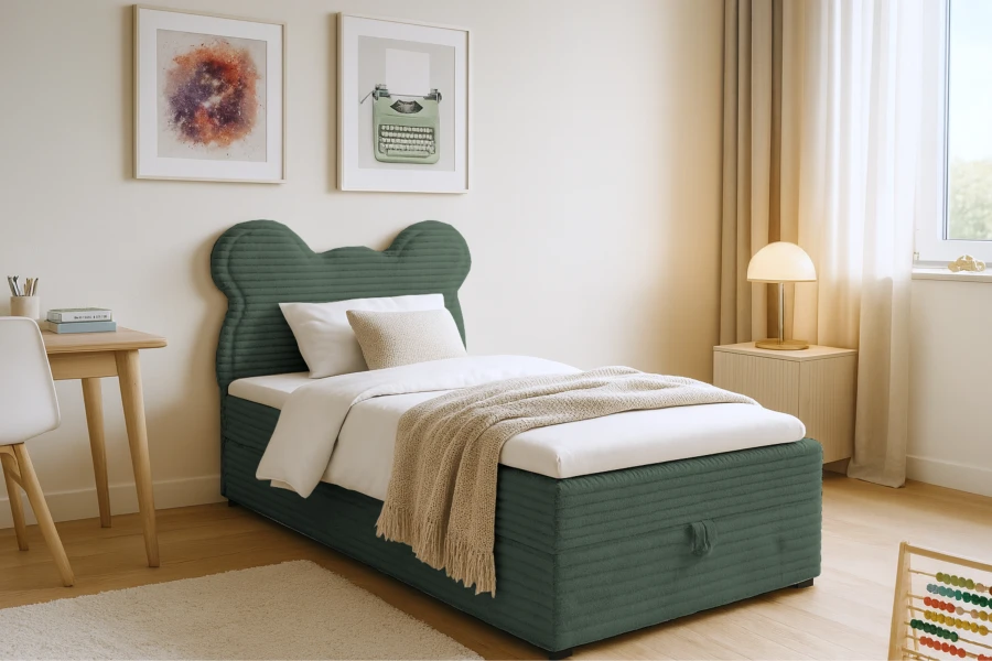 Grünes Kinderbett mit Bären-Kopfteil aus Cord, gemütliches Kinderzimmer-Design.