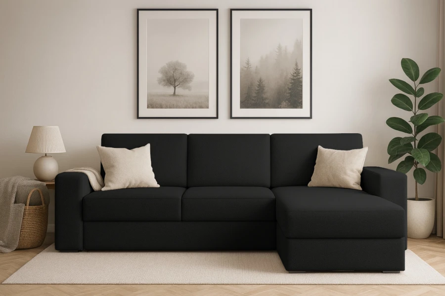 Stilvolles schwarzes Ecksofa im modern eingerichteten Wohnzimmer mit Deko.