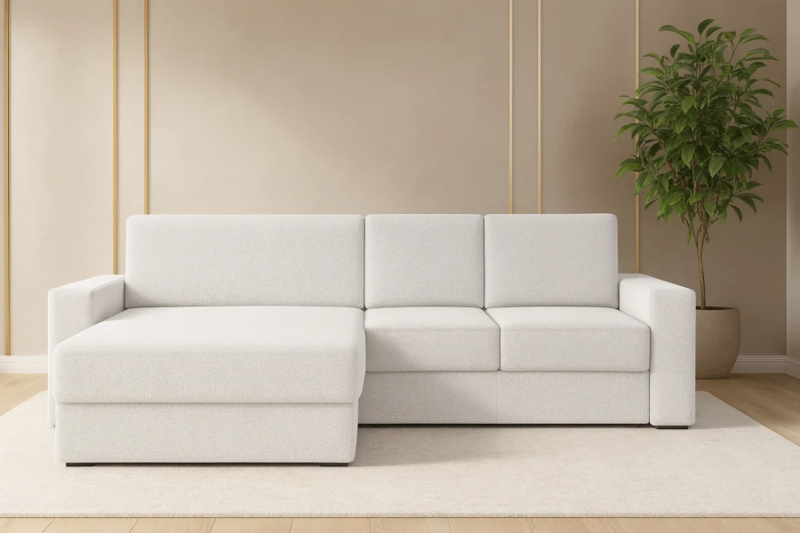 Weißes Bouclé-Ecksofa in hellem Wohnzimmer mit Pflanze.