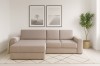 Gemütliches beige Ecksofa in hellem Wohnzimmer mit Teppich und Wandbildern