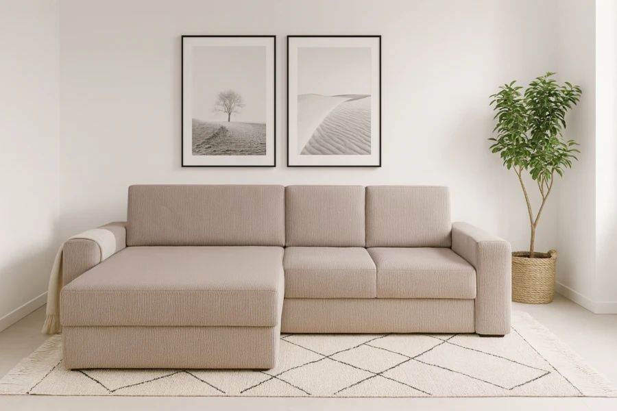 Gemütliches beige Ecksofa in hellem Wohnzimmer mit Teppich und Wandbildern