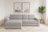 Modernes graues Ecksofa aus Cord im hellen Wohnzimmer mit Teppich und Deko
