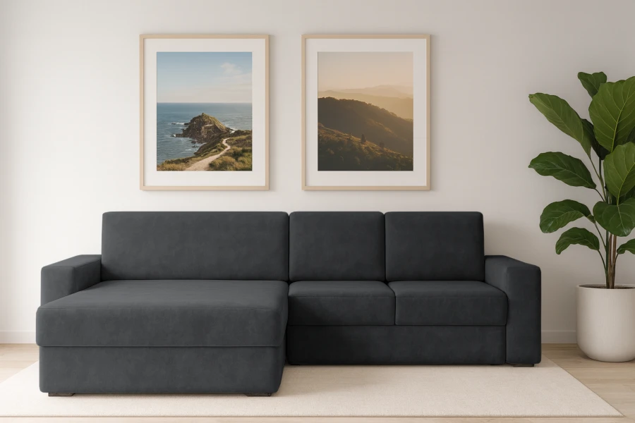 Dunkelgraues Ecksofa im Wohnzimmer-Ambiente mit Bildern und Pflanze.