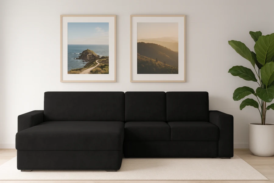 Schwarzes Ecksofa in einem modern eingerichteten Wohnzimmer mit Wandbildern und Zimmerpflanze.