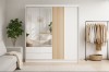 Weißer Schrank mit Spiegel und Holzlamellen in heller Raumatmosphäre
