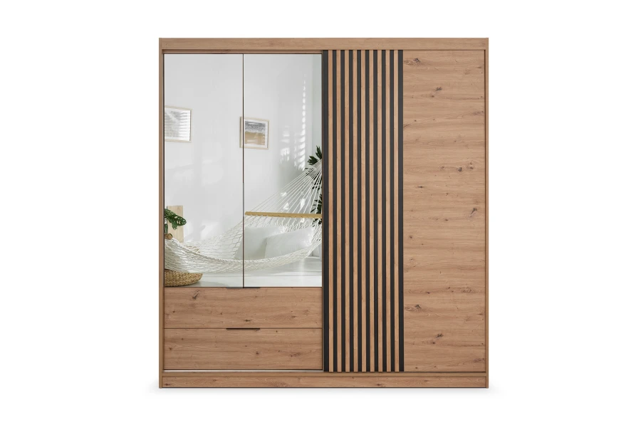 Frontansicht Eiche-Schwebetürenschrank mit Spiegel und Lamellen-Design.