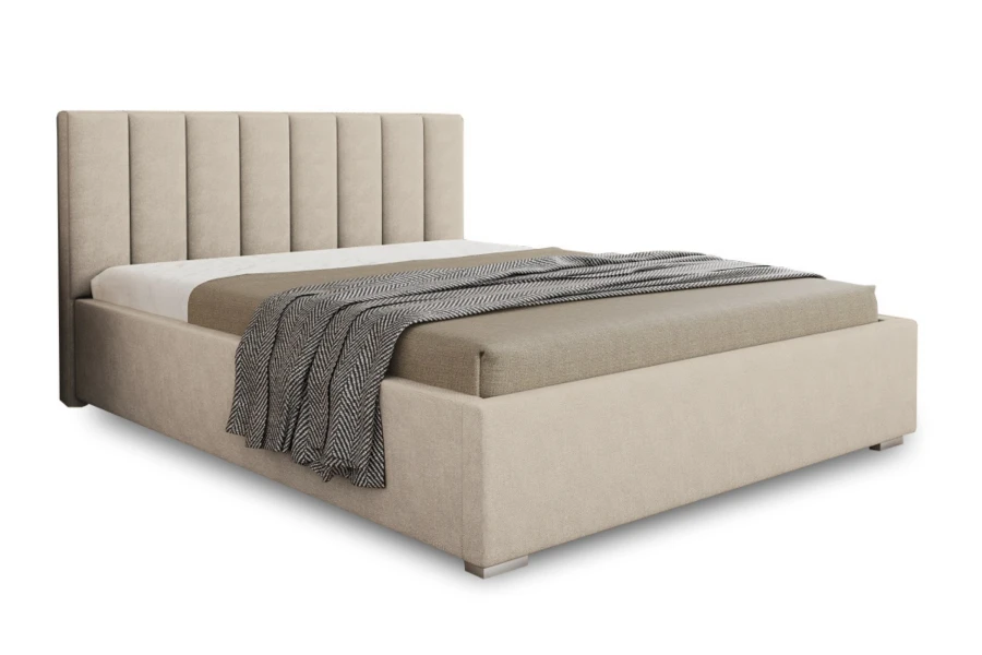 Polsterbett in Beige mit gestepptem Kopfteil und Tagesdecke vor weißem Hintergrund.