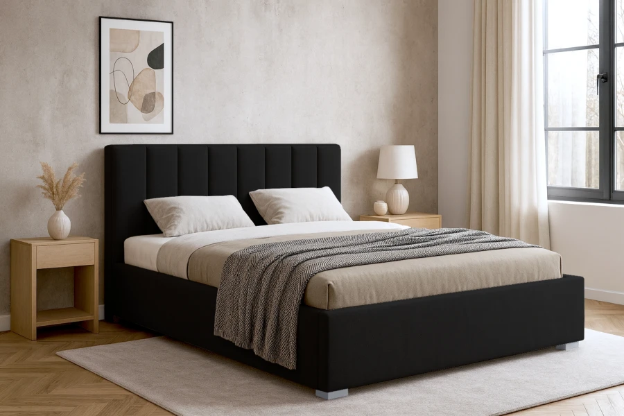 Modernes Polsterbett in Schwarz mit hohem, gestepptem Kopfteil in einem hellen Schlafzimmer.