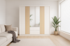 Weißer Schrank mit Spiegel und Holz-Design in hellem Wohnzimmer mit Sofa und Pflanze.