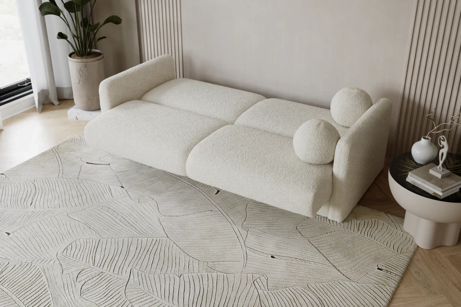 Ausgezogenes beiges Schlafsofa aus Bouclé-Stoff in gemütlicher Wohnzimmer-Umgebung.